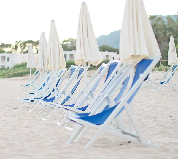 Tal van ligstoelen op het strand — Stockfoto
