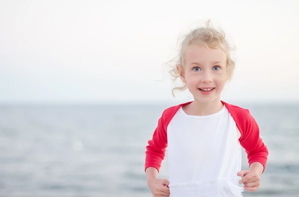 Kleines Mädchen hat Spaß im Strandurlaub. — Stockfoto