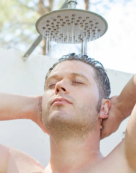 屋外シャワーを有する魅力的な男性. — ストック写真