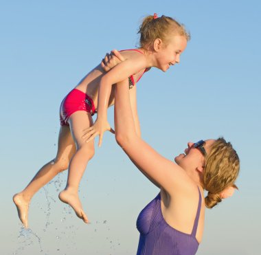 Anne ve Kızı Denizde Eğleniyor