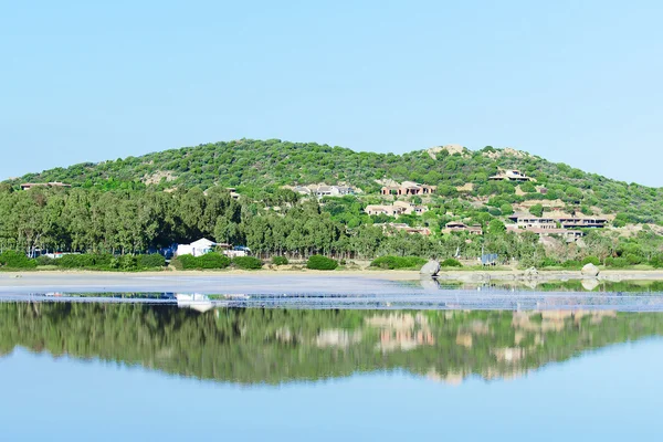 Montaña reflejándose en el agua — Foto de Stock