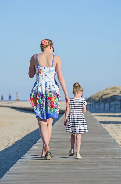 Dziewczynka z mamą na wakacje na plaży. — Zdjęcie stockowe