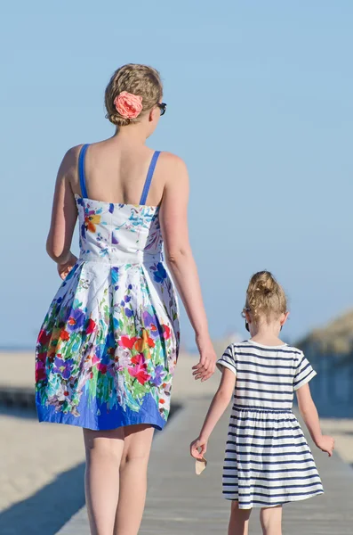 Ragazzina con mamma in vacanza al mare . — Foto Stock