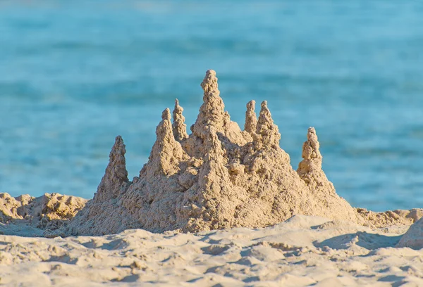 Zandkasteel op het strand. — Stockfoto