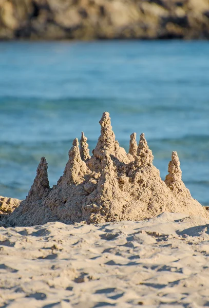 Piaszczysty zamek na plaży. — Zdjęcie stockowe