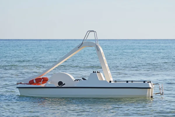 Pedal-barco perto da linha de praia . — Fotografia de Stock