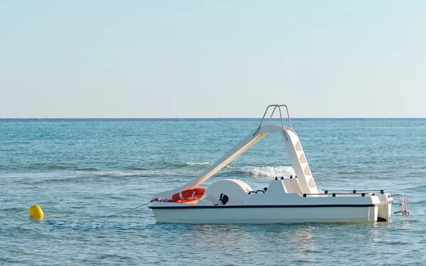 Педаль-лодка у береговой линии . — стоковое фото