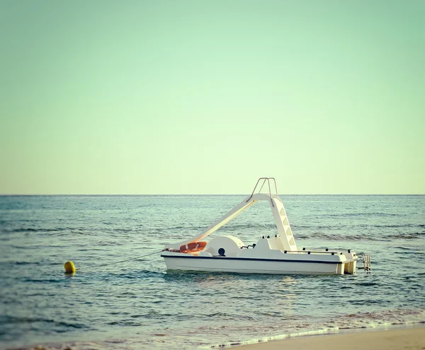 Pedal-bote cerca de la línea de la playa. Efecto vintage . — Foto de Stock