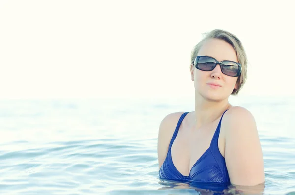 Frau im Meer. Platz für Text. — Stockfoto