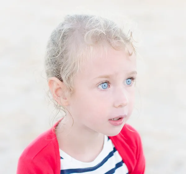 Porträt eines kleinen süßen Mädchens im Freien. — Stockfoto