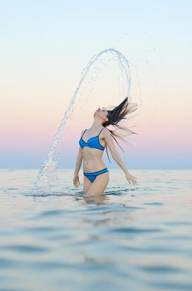 Donna in acqua che agita i capelli . — Foto Stock