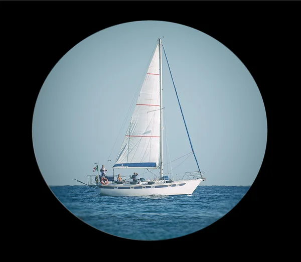 View from spyglass: Sailing yacht on the high seas — Stock Photo, Image