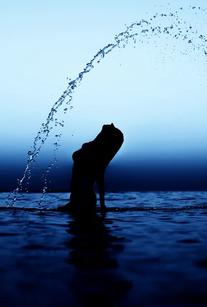Vrouw in water haar zwaaien. Aqua-effect. — Stockfoto
