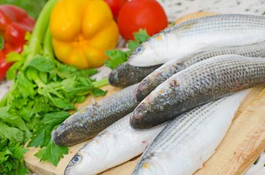 mugil cephalus balık sebze ile.