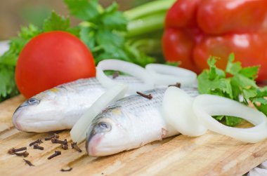 mugil cephalus balık sebze ile.