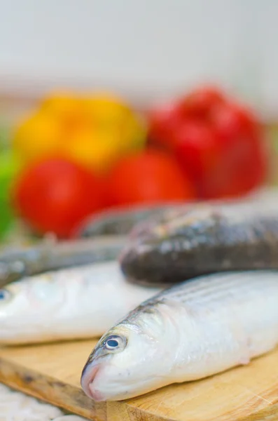 Mugil cephalus pescado con verduras . — Foto de Stock