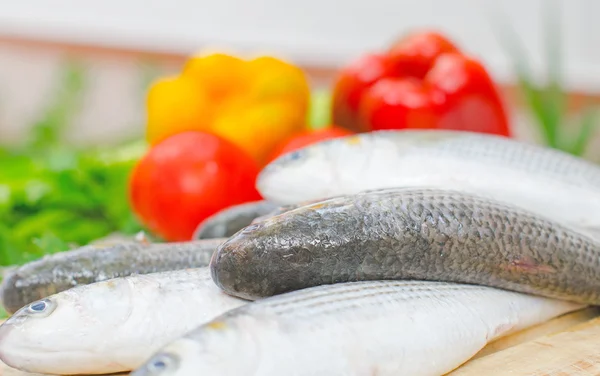 Mugil cephalus pescado con verduras . —  Fotos de Stock