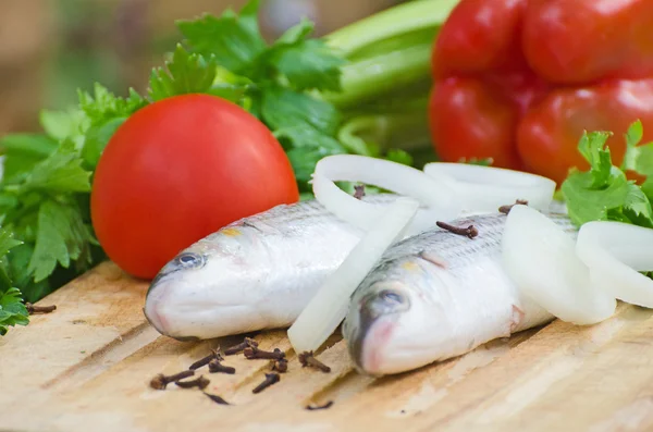 Риба мугіль цефалюс з овочами . — стокове фото