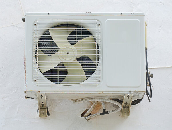 Кондиционеры на стене.