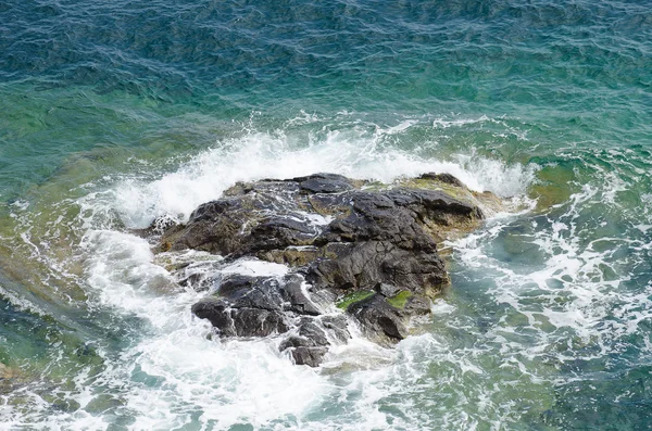 Berg klif die zich uitstrekt onder water. — Stockfoto