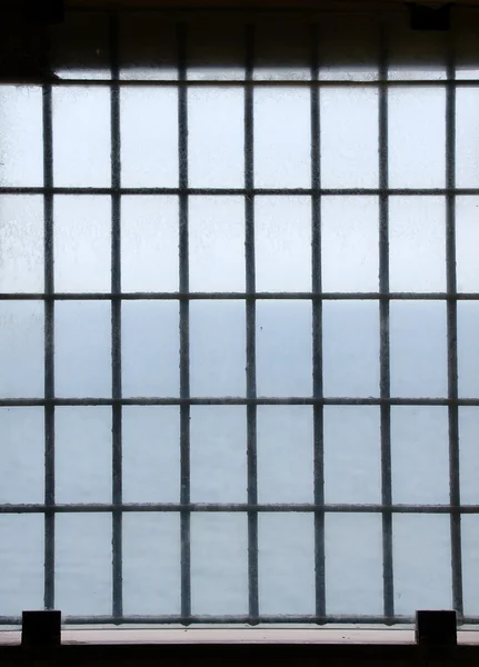 Finestra prigione sbarrata con vista sull'oceano . — Foto Stock