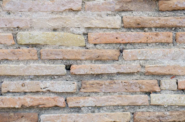 Muro di mattoni molto antico costruito . — Foto Stock