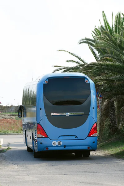 市际蓝色巴士。查看从后面. — 图库照片