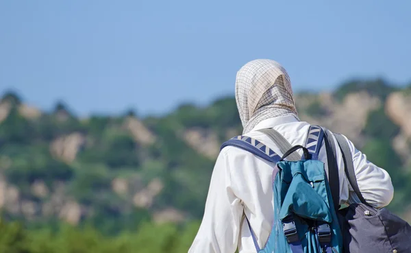 Sahilde yürüyüş tüccar. Arkadan. — Stok fotoğraf