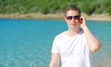 çekici bir genç adam telefonda konuşurken.