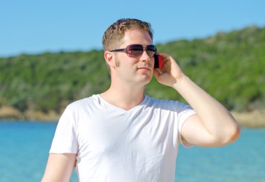 çekici bir genç adam telefonda konuşurken.