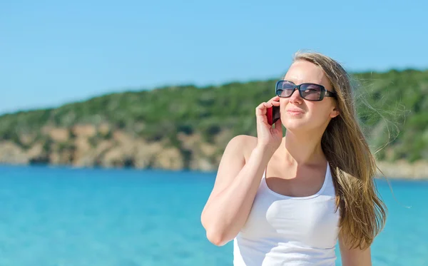 Atrakcyjna młoda kobieta rozmawia przez telefon. — Zdjęcie stockowe