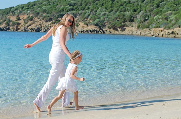 Madre e figlia si divertono vicino al mare — Foto Stock