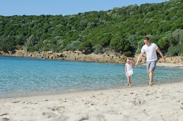 Far och dotter ha kul nära havet. — Stockfoto