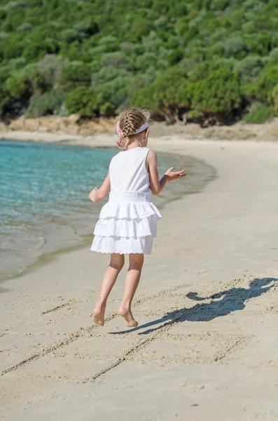 Bambina che gioca hopscotch gioco sulla spiaggia . — Foto Stock