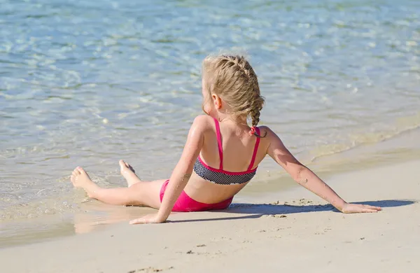 Liten flicka avkopplande nära havet. — Stockfoto