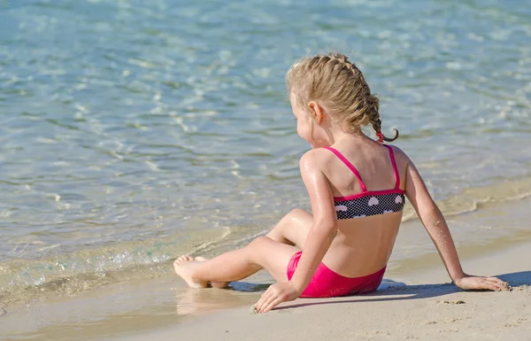 リラックス、海の近くの小さな女の子. — Stock fotografie