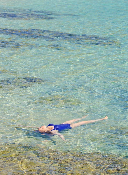 Bella donna nuotare nel mare turchese trasparente . — Foto Stock