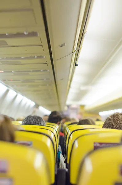 Interior dentro do avião com passageiros . — Fotografia de Stock