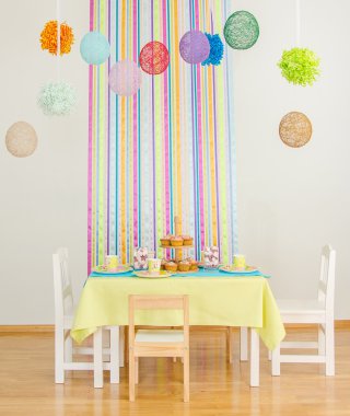 Doğum tablosu ile kek dekore edilmiş.