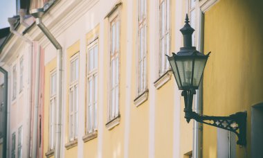 # Sokakta eski bir fener #.