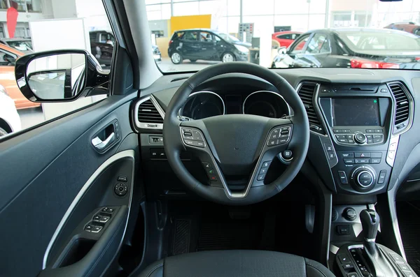 Interior de um carro novo moderno . — Fotografia de Stock