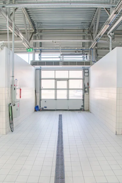 Instalación de lavado de autos. Vista de entrada . — Foto de Stock