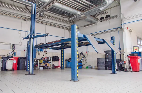 Vista da oficina de reparação automóvel ou garagem . — Fotografia de Stock