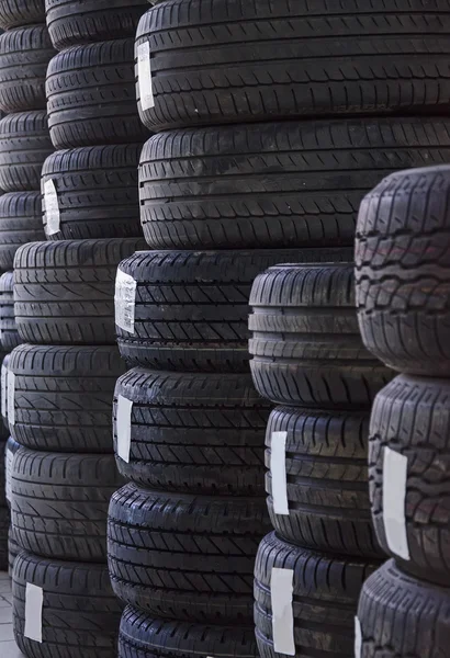 Neumáticos viejos usados en el taller . — Foto de Stock