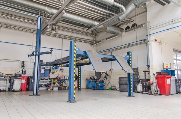 Vista di officina di riparazione di automobili o garage . — Foto Stock