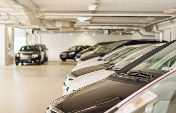 Viele Autos auf Parkplatz oder Garage. — Stockfoto