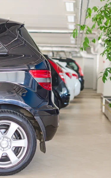 Muitos carros no estacionamento ou garagem . — Fotografia de Stock