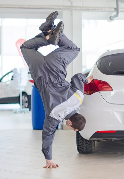 Mecânico se divertindo na concessionária de carro . — Fotografia de Stock