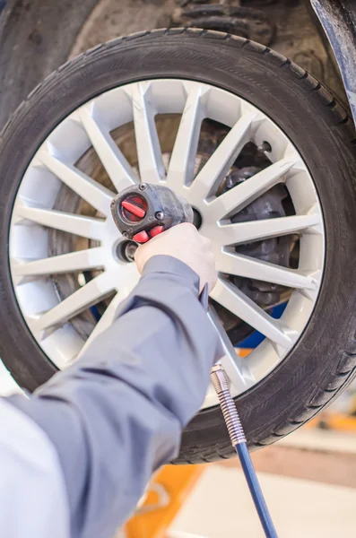 Mecánica de cambio de rueda de coche en servicio . — Foto de Stock