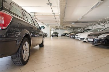 çok araba garaj veya otopark.